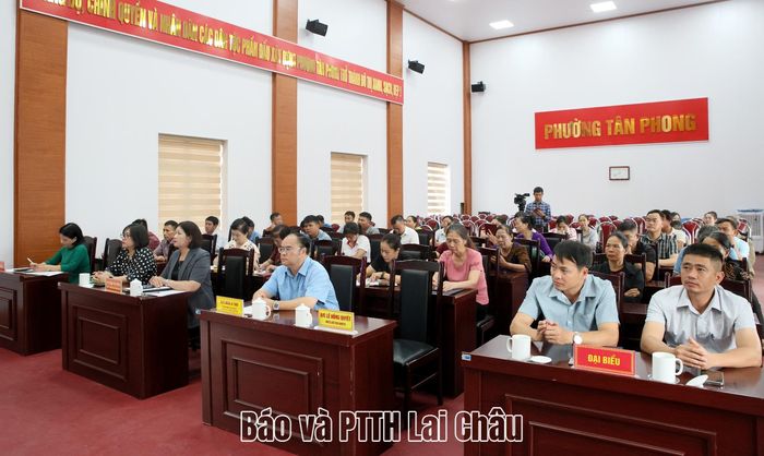 Các đại biểu dự buổi lễ. 