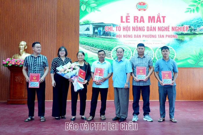 Lãnh đạo Đảng ủy phường Tân Phong và đại diện Hội Nông dân tỉnh trao quyết định và tặng hoa chúc mừng ban chấp hành các chi, tổ hội nông dân nghề nghiệp. 