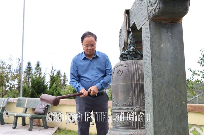Đồng chí Bí thư Tỉnh ủy Lê Minh Ngân và đoàn công tác dâng hoa, dâng hương tại Nhà bia ghi tên các Anh hùng liệt sĩ khu vực Dào San.