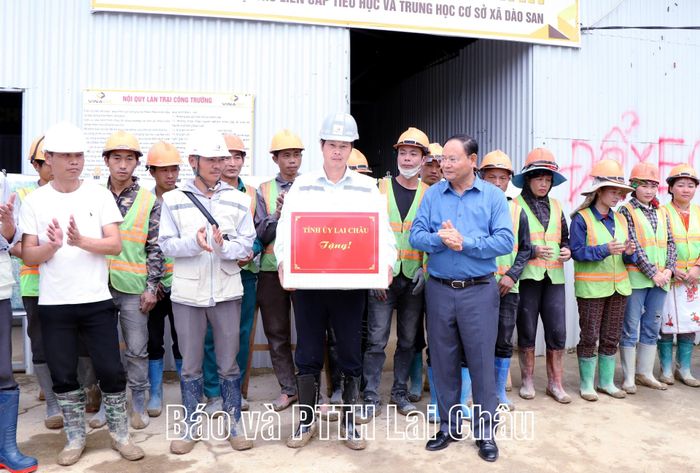 Đồng chí Bí thư Tỉnh ủy Lê Minh Ngân tặng quà, động viên đơn vị nhà thầu và đội ngũ công nhân đang thi công trên công trường.