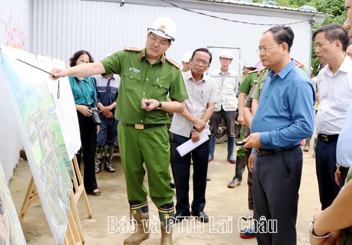 Đơn vị chủ đầu tư báo cáo tiến độ thi công công trình với đoàn công tác.