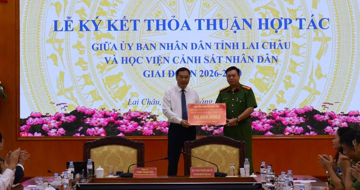 Học viện Cảnh sát nhân dân đã trao kinh phí hỗ trợ nhân dân tỉnh Lai Châu khắc phục hậu quả thiên tai.