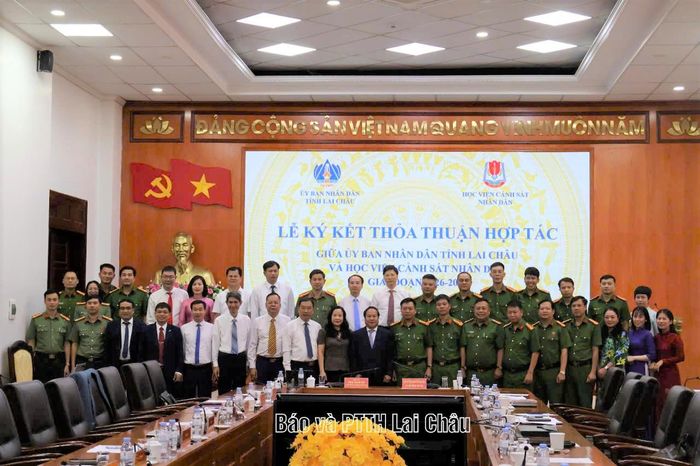 Đại biểu chụp ảnh lưu niệm.