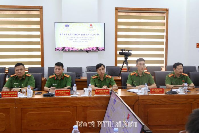 Đại biểu tham dự buổi lễ.