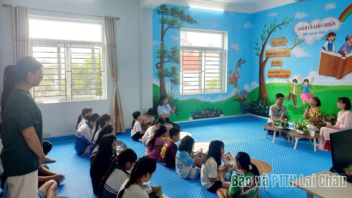 Các thanh, thiếu nhi đặt câu hỏi cho các nhà văn, nhà thơ tại tọa đàm.