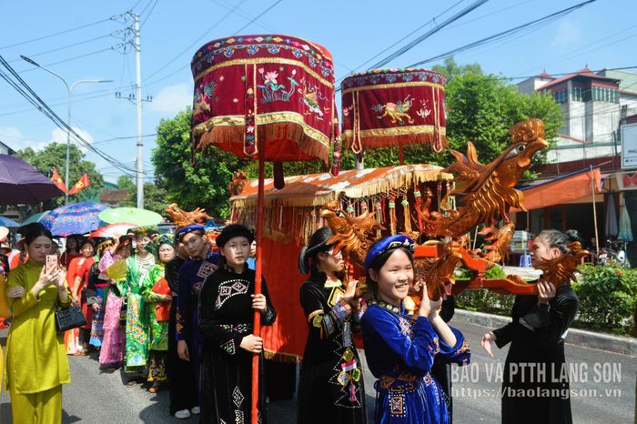 Rước kiệu Mẫu trong Lễ hội đền thờ Trần Hưng Đạo (đền Gốc Sung), xã Thất Khê