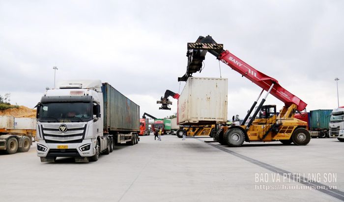 Thực hiện sang tải công-ten-nơ hàng hóa XNK tại Công viên logistics Viettel Lạng Sơn