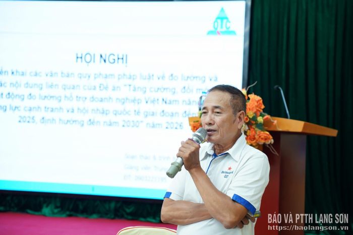 Báo cáo viên phổ biến các nội dung tại hội nghị