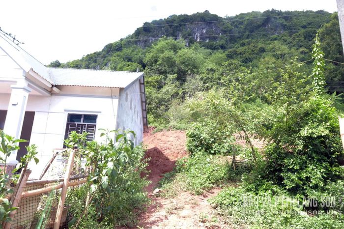 Đất lở vào sau ngôi nhà của người dân thôn An Hùng, xã Na Sầm