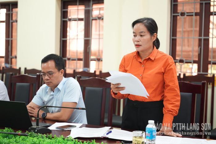 Lãnh đạo Thư viện tỉnh Lạng Sơn trình bày báo cáo kết quả tổng hợp và chấm thi vòng cấp tỉnh