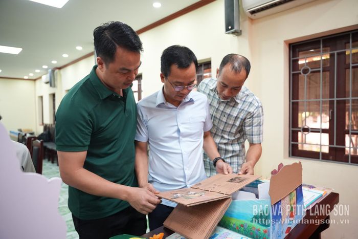 Thành viên Ban Tổ chức xem các bài thi "Đại sứ văn hóa đọc" năm 2026