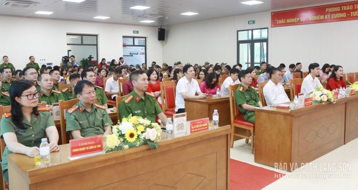 Các đại biểu dự lễ ra mắt trung tâm