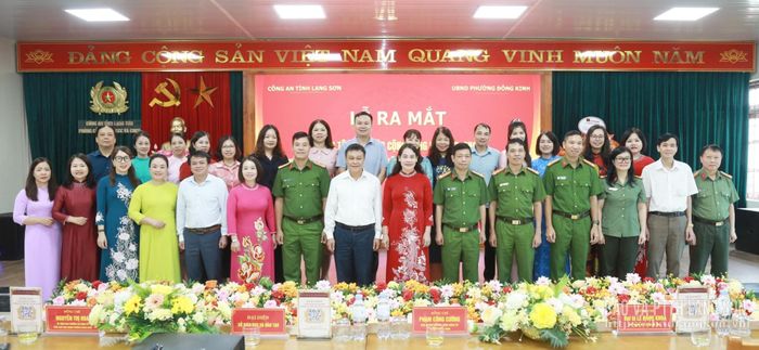 Các đại biểu chụp ảnh lưu niệm cùng Ban điều hành Trung tâm tại lễ ra mắt