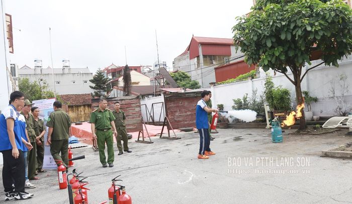 Các em học sinh trải nghiệm thực hành chữa cháy trong chương trình