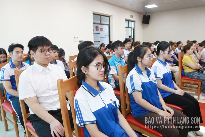 Các em học sinh dự lễ ra mắt