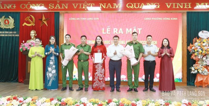 Các đại biểu trao quyết định và tặng hoa chúc mừng việc ra mắt trung tâm