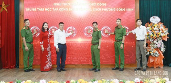 Các đại biểu thực hiện nghi thức nhấn nút khởi động Trung tâm học tập cộng đồng về PCCC và CNCH phường Đông Kinh