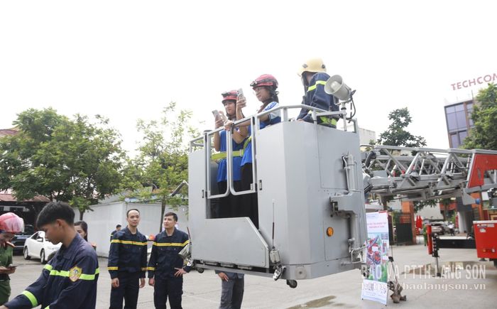 Các em học sinh trải nghiệm thực hành chữa cháy và CNCH trong chương trình