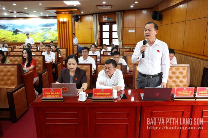 Đồng chí Phùng Quang Hội, Ủy viên Ban Thường vụ Tỉnh ủy, Bí thư Đảng ủy, Chủ tịch HĐND phường Đông Kinh, đại biểu HĐND tỉnh phát biểu thảo luận tại kỳ họp