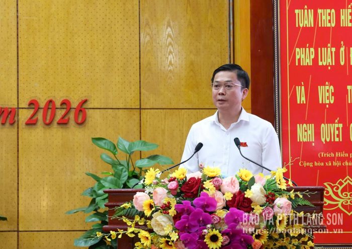 Đồng chí Đinh Hữu Học, Ủy viên Ban Thường vụ Tỉnh ủy, Phó Chủ tịch Thường trực UBND tỉnh làm rõ một số vấn đề đại biểu HĐND tỉnh quan tâm