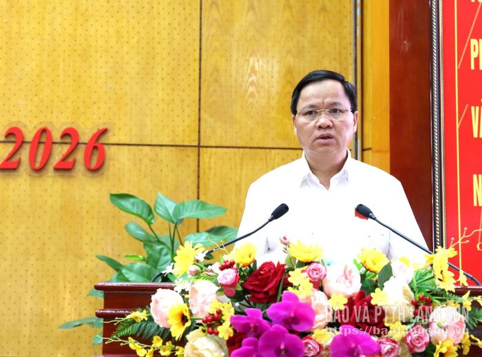 Lãnh đạo Ban Kinh tế - Ngân sách HĐND tỉnh trình bày báo cáo thẩm tra dự thảo nghị quyết