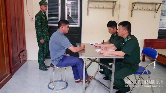 Cán bộ Đồn Biên phòng Ba Sơn lấy lời khai người vi phạm vận chuyển xúc xích nhập lậu