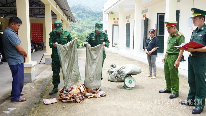 Lực lượng chức năng kiểm đếm số lượng xúc xích nhập lậu