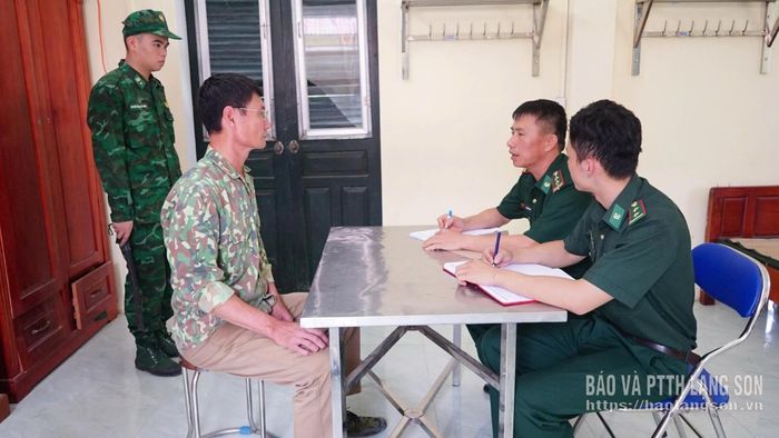 Cán bộ Đồn Biên phòng Ba Sơn lấy lời khai người vi phạm vận chuyển gia cầm nhập lậu