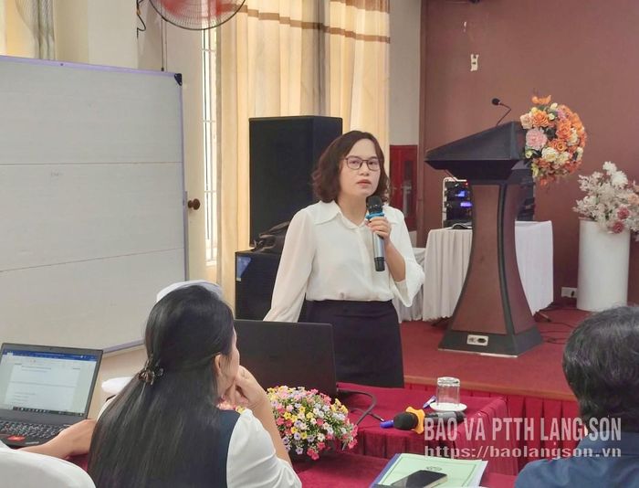 Giảng viên thông tin các quy định, văn bản hướng dẫn về khám bệnh, chữa bệnh BHYT