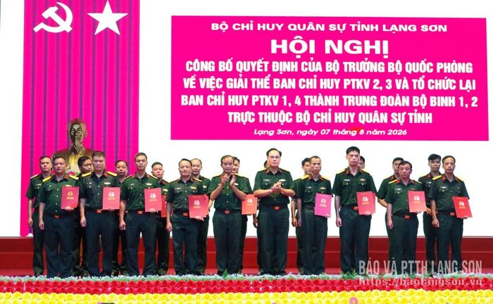 Lãnh đạo Bộ CHQS tỉnh trao quyết định nhân sự cho các cán bộ về nhận nhiệm vụ tại Trung đoàn 1, Trung đoàn 2 thuộc Bộ CHQS tỉnh