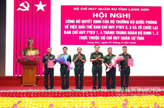 Lãnh đạo Bộ CHQS tỉnh trao quyết định thành lập Đảng bộ 2 Trung đoàn bộ binh trực thuộc Đảng bộ Quân sự tỉnh