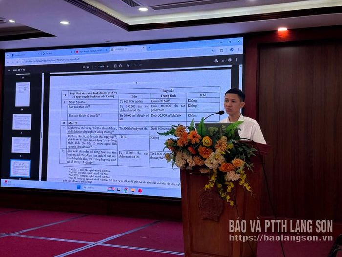 Báo cáo viên Sở Nông nghiệp và Môi trường phổ biến các nội dung tại hội nghị