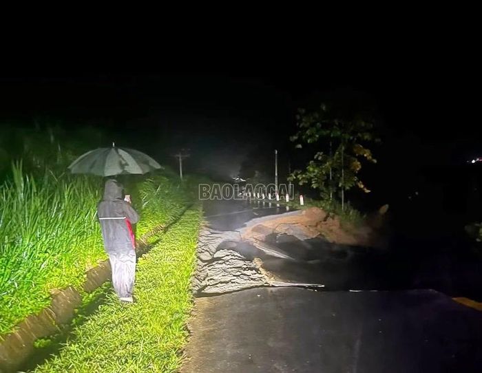 Tỉnh lộ 161, đoạn qua xã Bảo Hà bị sạt taluy âm gây chia cắt giao thông.