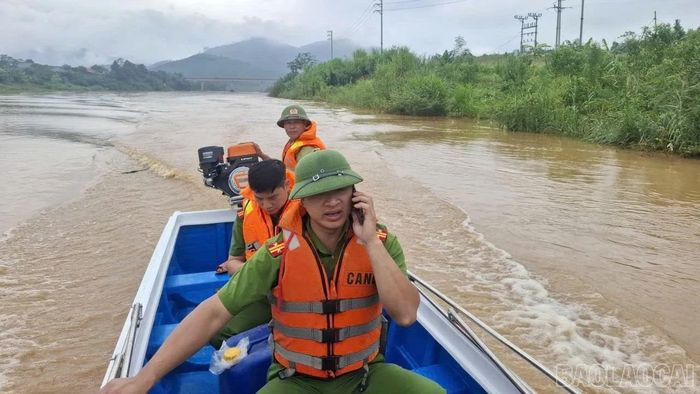 Lực lượng công an xã Xuân Ái tổ chức tìm kiếm người mất tích do bị lũ cuốn.