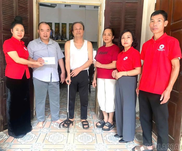 Gia đình ông Lưu Quang Kiệm và anh Lưu Quang Kiên đón nhận sự quan tâm, động viên của đoàn công tác.