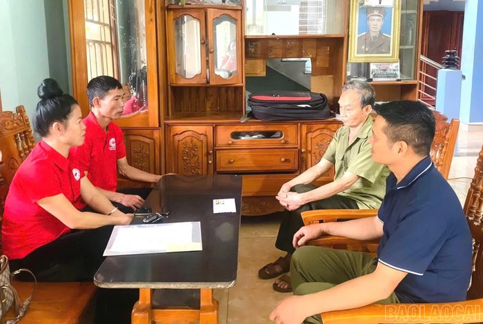 Hội Chữ thập đỏ phường Trung Tâm thăm hỏi, trao quà gia đình chịu ảnh hưởng bởi chất độc da cam.