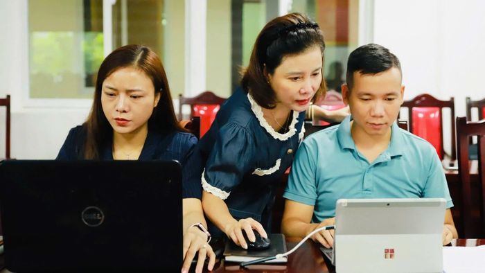 Trực tiếp hướng dẫn theo hình thức "cầm tay chỉ việc" cho cán bộ y tế phụ trách công tác phòng chống HIV.