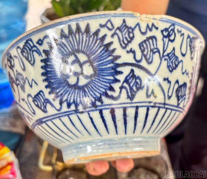 Bát gốm hoa lam nhỏ.
