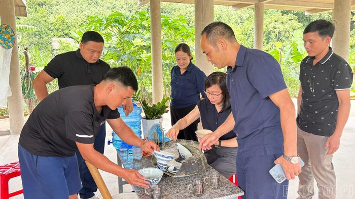 Bàn giao hiện vật.