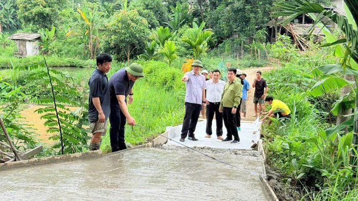 Đồng chí Ngô Vũ Quốc, Phó Bí thư Đảng ủy, Chủ tịch UBND xã cùng đoàn công tác động viên Nhân dân thôn Cáng tích cực lao động, chung tay xây dựng tuyến đường giao thông nông thôn, góp phần hoàn thiện hạ tầng địa phương.