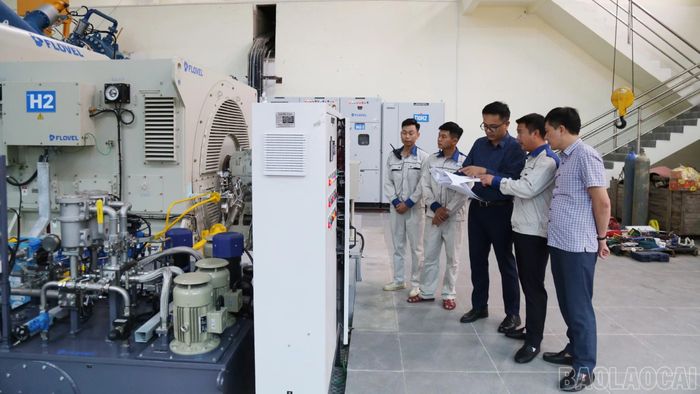 Đại diện chủ đầu tư báo cáo tiến độ hoàn thành các hạng mục và công tác chuẩn bị vận hành Nhà máy Thủy điện Nậm Khóa 1-2.