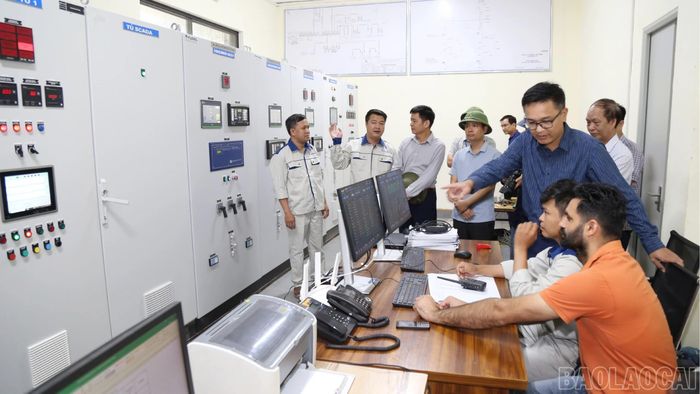 Các thành viên đoàn công tác kiểm tra hệ thống điều khiển, bảo vệ và thiết bị điện tại nhà máy.