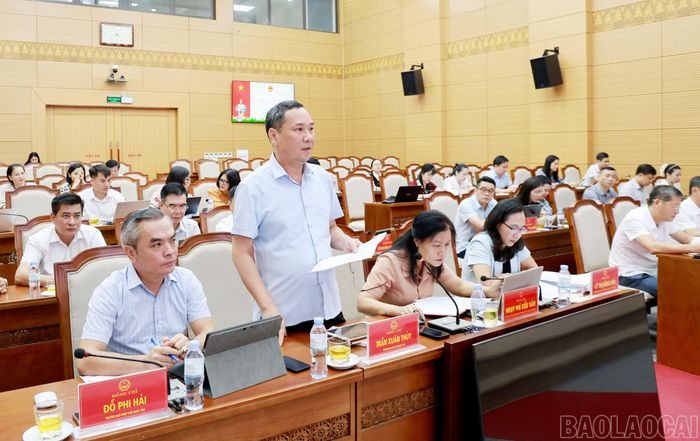 Các đại biểu thảo luận tại phiên họp.
