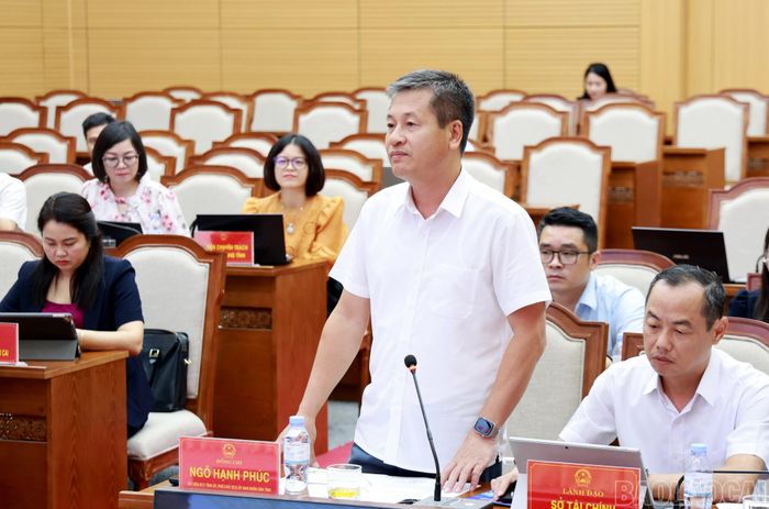 Đồng chí Ngô Hạnh Phúc - Ủy viên Ban Thường vụ Tỉnh ủy, Phó Chủ tịch Thường trực UBND tỉnh tham gia thảo luận các tờ trình dự thảo nghị quyết.