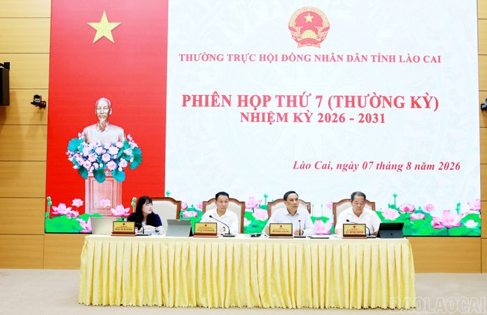 Các đồng chí Thường trực HĐND chủ trì phiên họp.