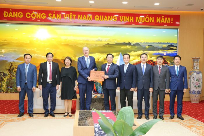 Lãnh đạo tỉnh Lào Cai và Đoàn công tác Đại sứ quán Israel tại Việt Nam tặng quà và chụp ảnh lưu niệm sau buổi làm việc.
