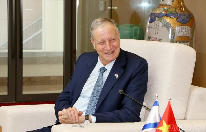 Đại sứ Yaron Mayer phát biểu tại buổi làm việc.