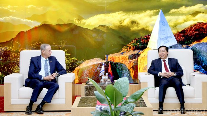 Bí thư Tỉnh ủy Dương Quốc Huy và Đại sứ Israel Yaron Mayer trao đổi các nội dung tại buổi làm việc.