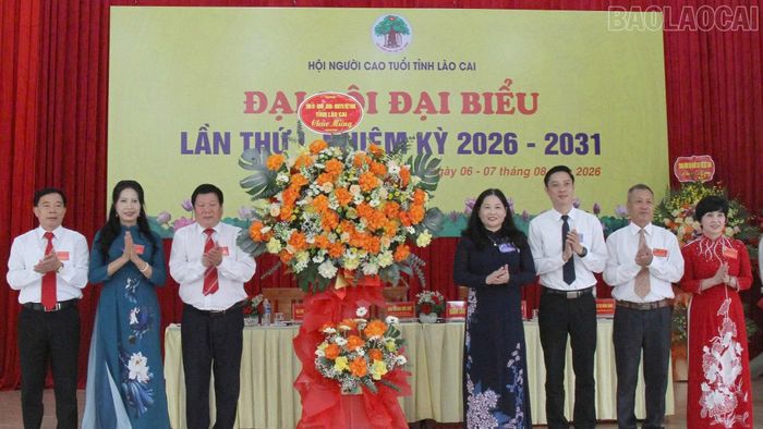 Thay mặt lãnh đạo tỉnh, đồng chí Vũ Thị Hiền Hạnh - Phó Chủ tịch UBND tỉnh tặng hoa chúc mừng đại hội.