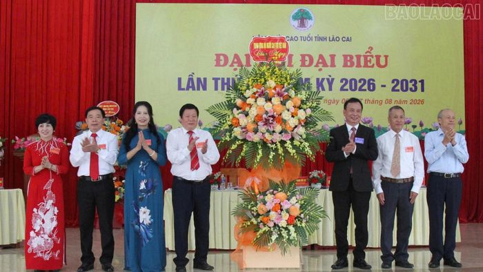 Lãnh đạo Trung ương Hội Người cao tuổi Việt Nam tặng hoa chúc mừng đại hội.